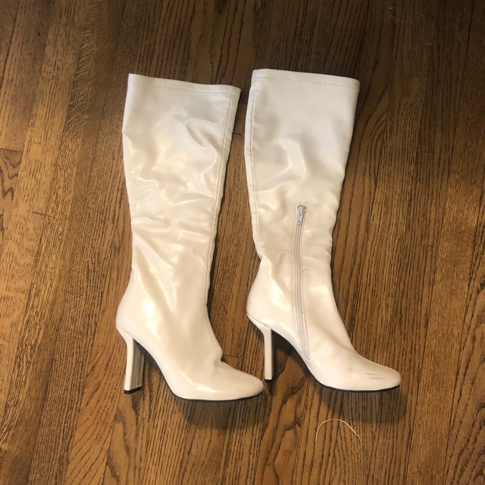 WHITE KNEE HIGH BOOTS